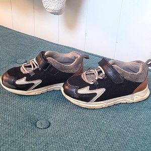 Toddler boys size 8 velcro sneakers